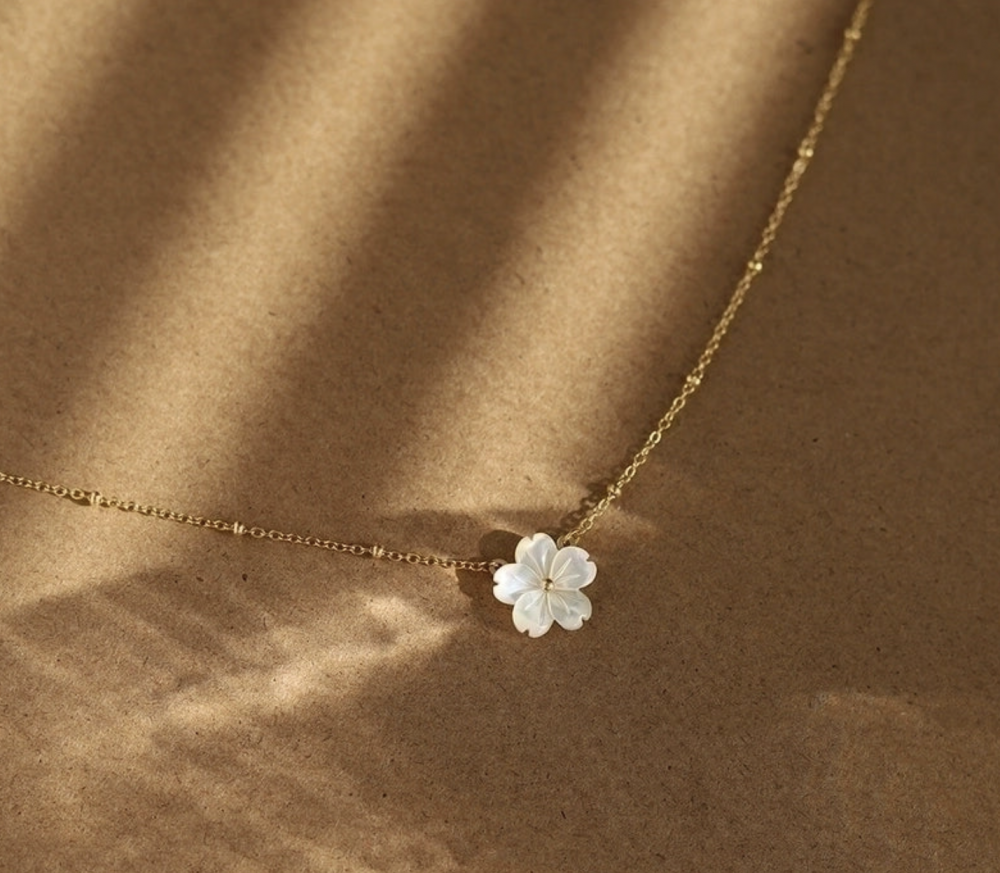 "NU TID" Halskæde 2mm med blomst vedhæng - 45cm. 18k guld PVD