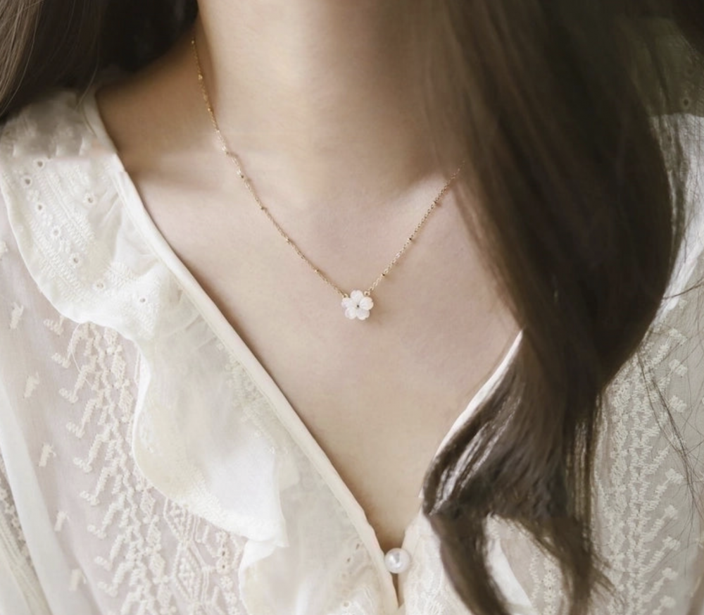 "NU TID" Halskæde 2mm med blomst vedhæng - 45cm. 18k guld PVD