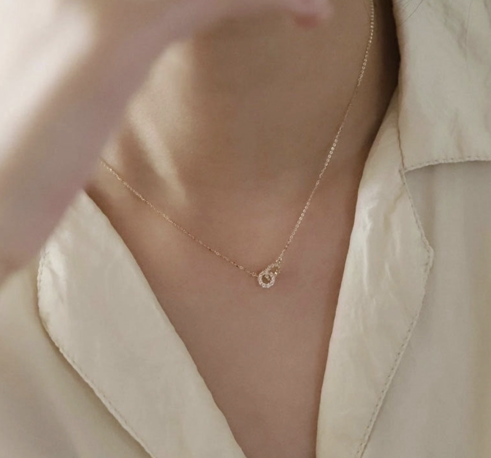 "NU TID" Halskæde 42+5cm med med 2 ringe, hvid zirkon 18k guld PVD