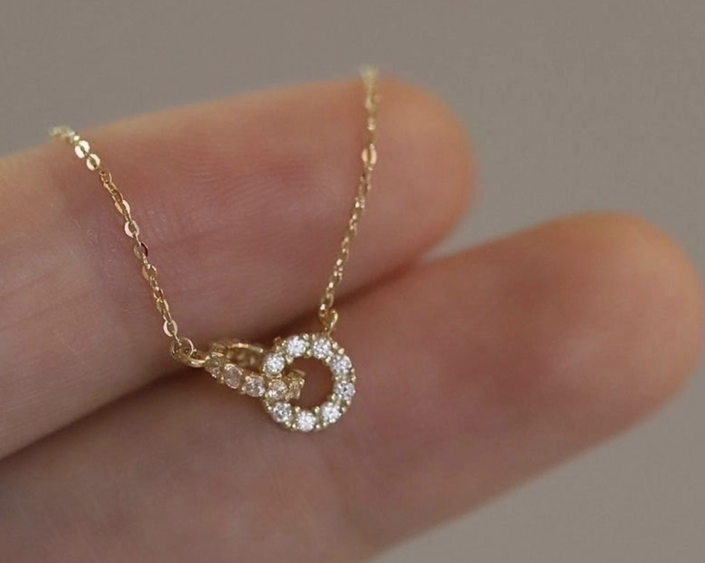 "NU TID" Halskæde 42+5cm med med 2 ringe, hvid zirkon 18k guld PVD