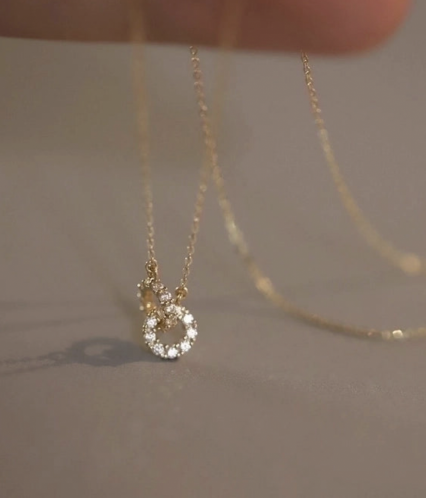 "NU TID" Halskæde 42+5cm med med 2 ringe, hvid zirkon 18k guld PVD