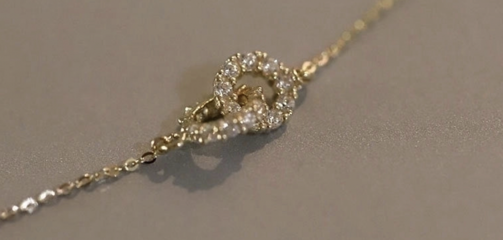 "NU TID" Halskæde 42+5cm med med 2 ringe, hvid zirkon 18k guld PVD