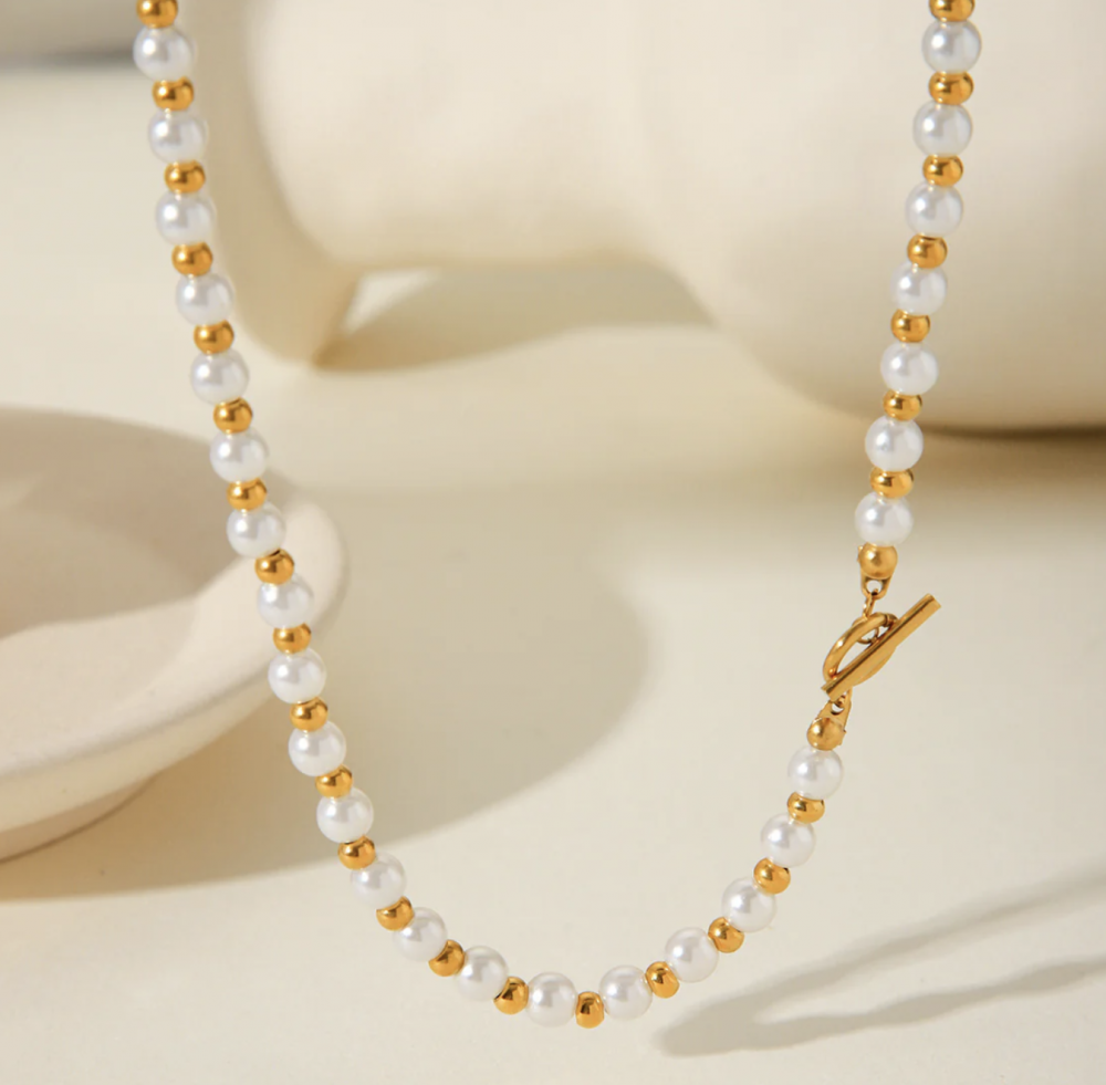 "NU TID" Halskæde 45cm lang perlekæde. 18k guld PVD 