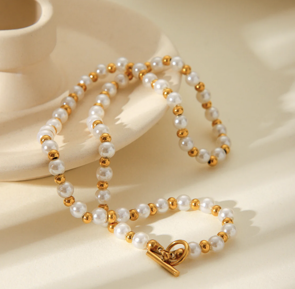 "NU TID" Halskæde 45cm lang perlekæde. 18k guld PVD 