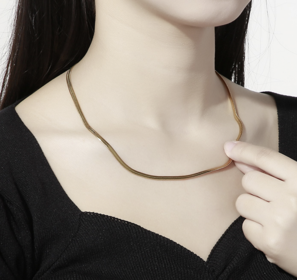 "NU TID" Halskæde flad 5mm 18k guld PVD