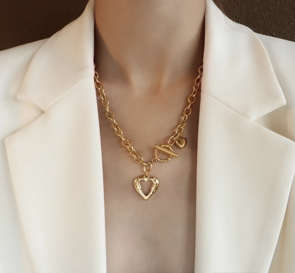 "NU TID" Halskæde kraftig med 2 hjerter. 18k guld PVD 