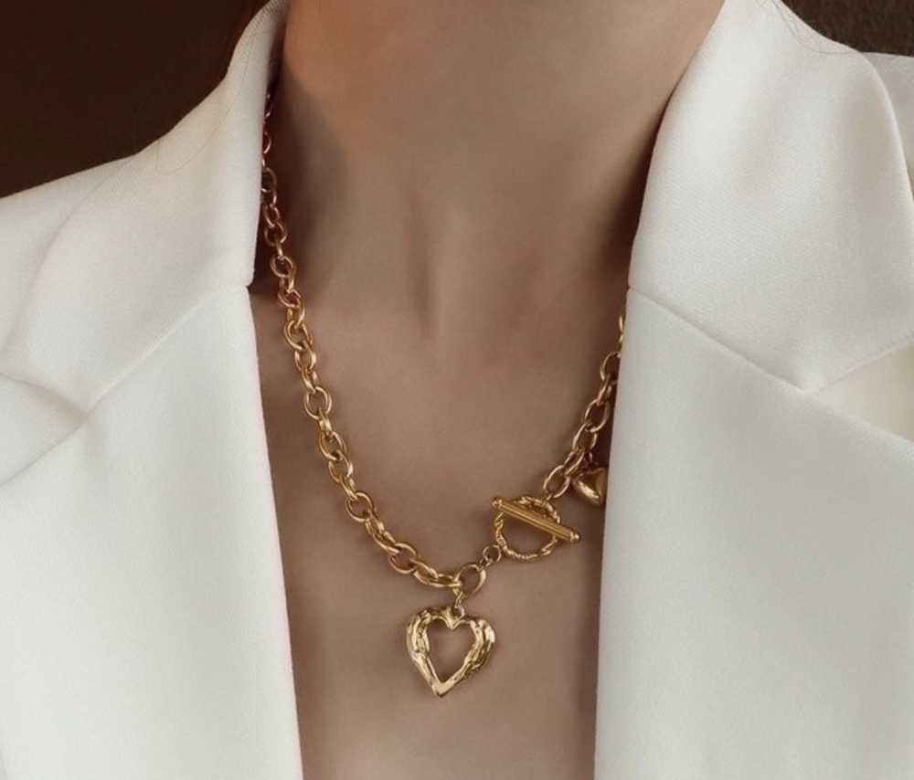 "NU TID" Halskæde kraftig med 2 hjerter. 18k guld PVD 