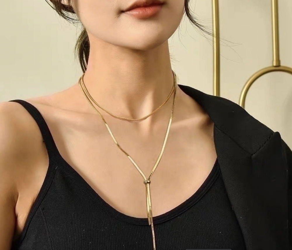 "NU TID" Halskæde lang, flad med perle samler. 18k guld PVD 