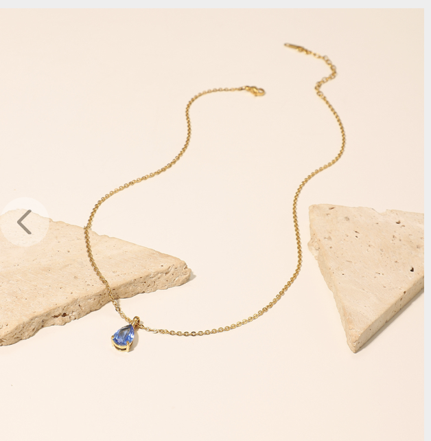 "NU TID" Halskæde med blå dråbe zirkon 18k guld PVD 