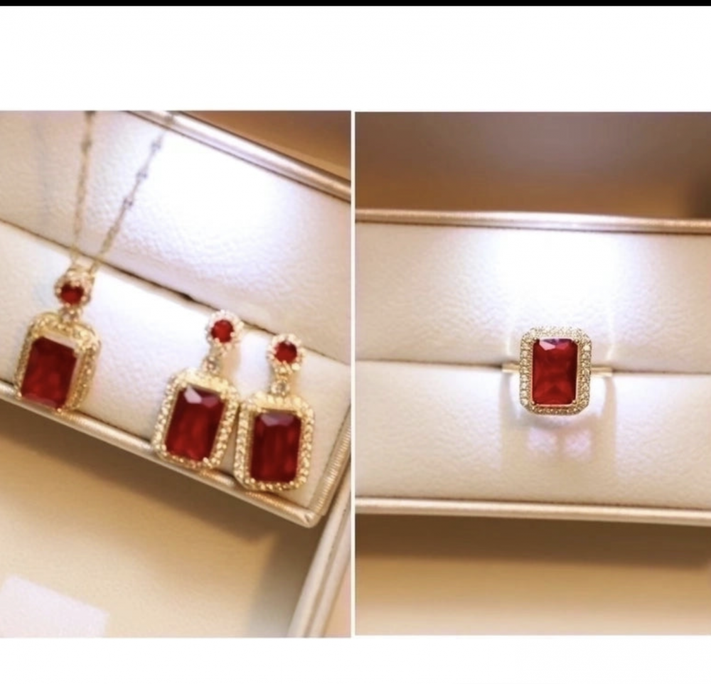 "NU TID" Halskæde med rød zirkon rektangel 18k guld PVD