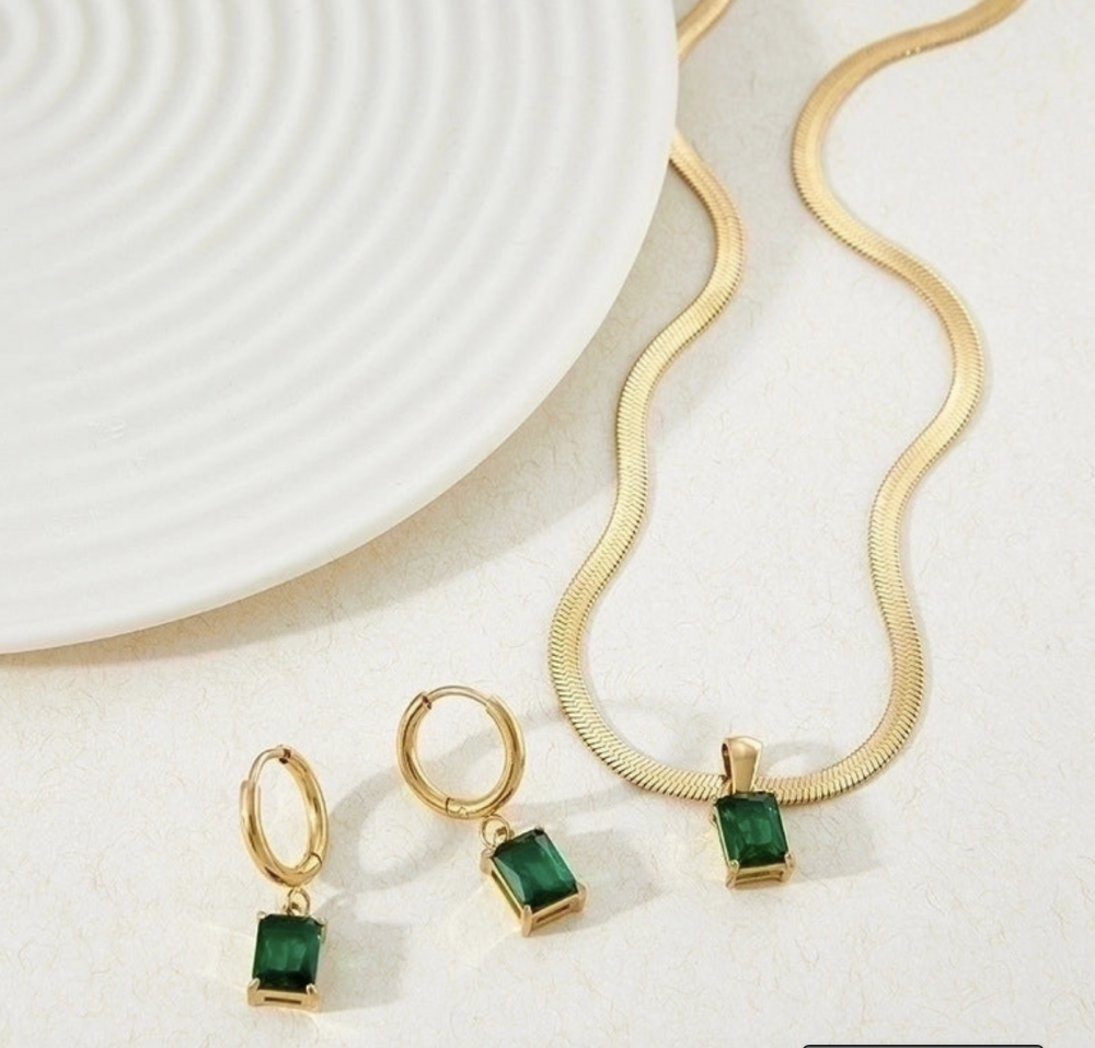 "NU TID" Halskæde med grøn zirkon rektangel 18k guld PVD 38+5cm