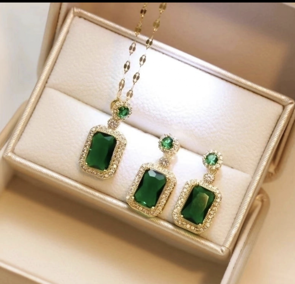 "NU TID" Halskæde med grøn zirkon rektangel 18k guld PVD