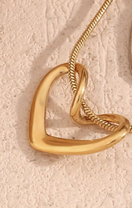 "NU TID" Halskæde med hjerte vedhæng 18k guld PVD