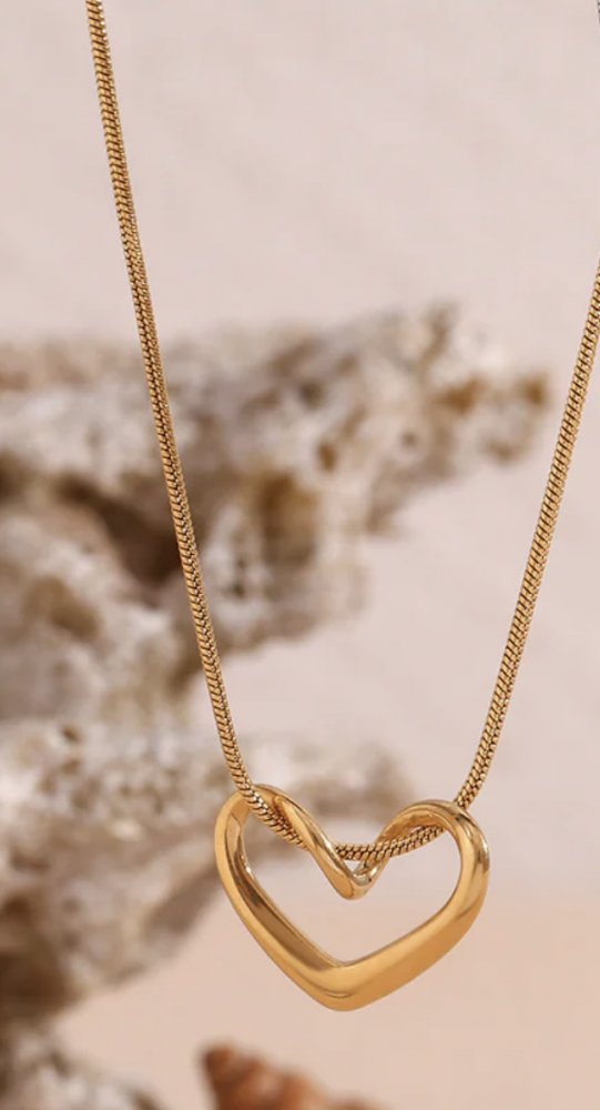 "NU TID" Halskæde med hjerte vedhæng 18k guld PVD