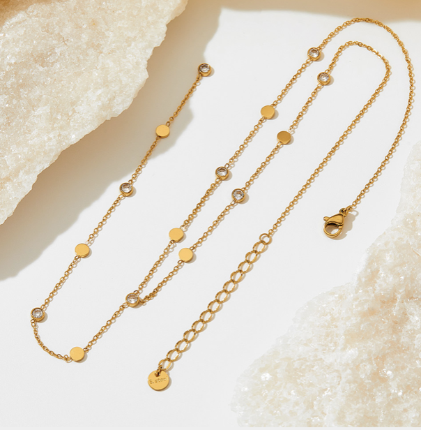 "NU TID" Halskæde med hvide zirkoner 18k guld PVD