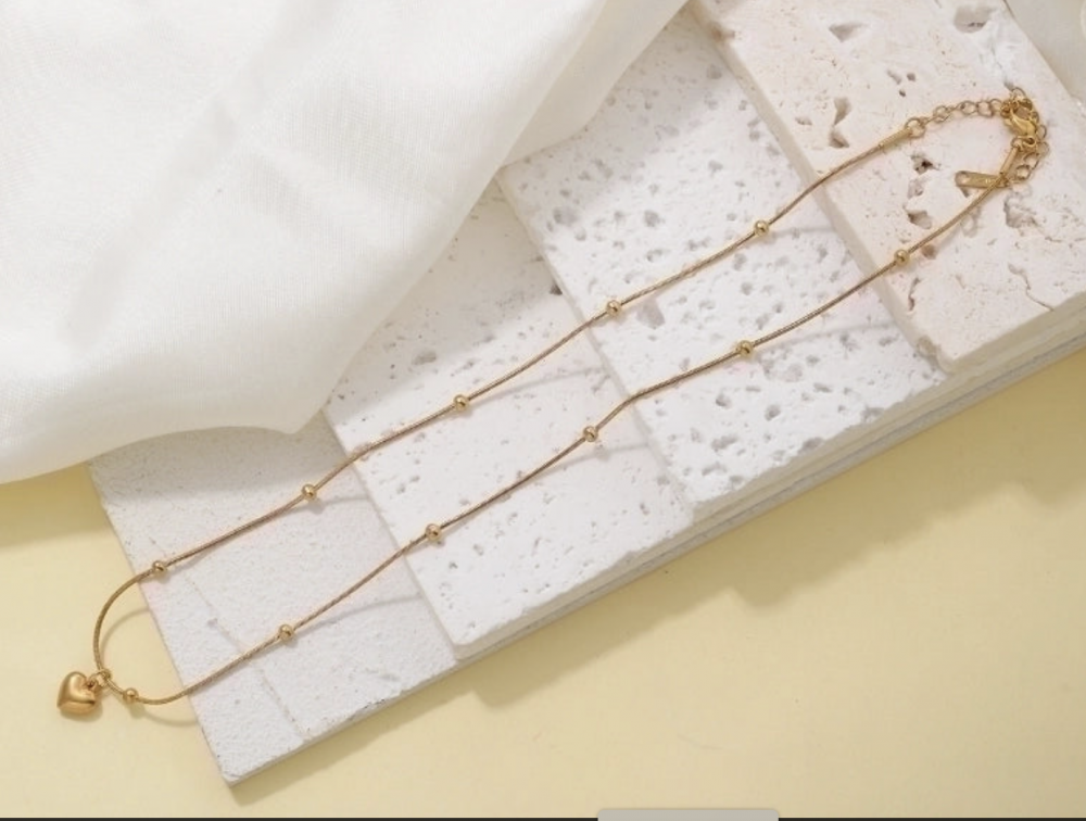 "NU TID" Halskæde med lille hjerte, 40 + 6cm. 18k guld PVD 