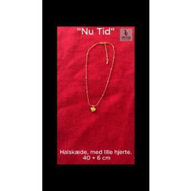 "NU TID" Halskæde med lille hjerte, 40 + 6cm. 18k guld PVD
