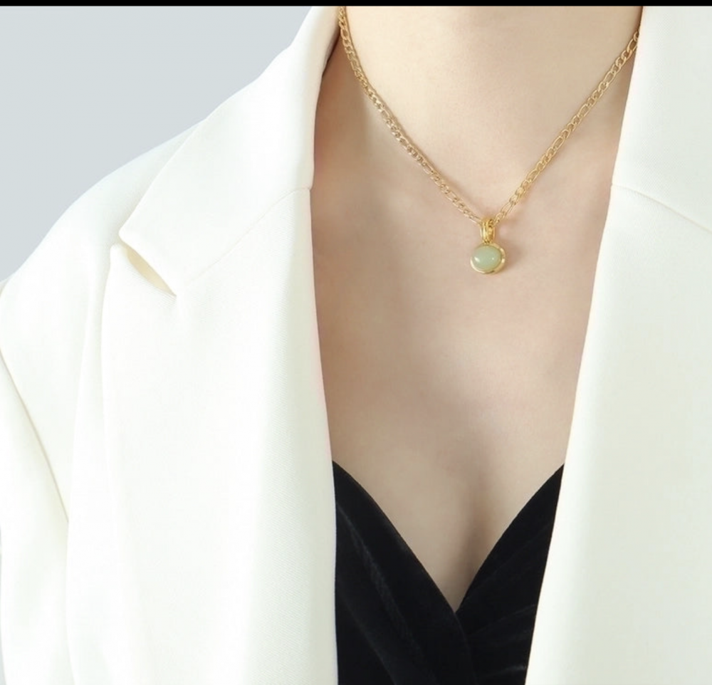 "NU TID" Halskæde med oval natursten 18k guld PVD