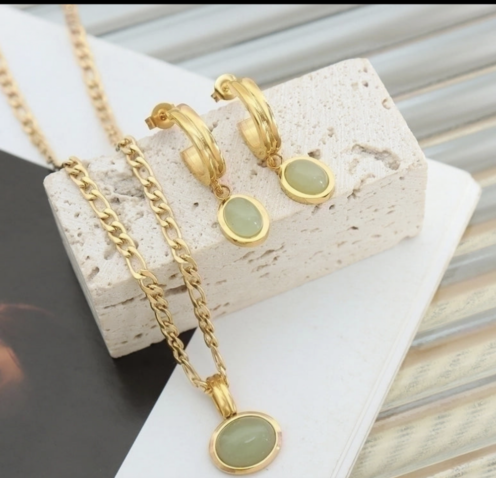 "NU TID" Halskæde med oval natursten 18k guld PVD