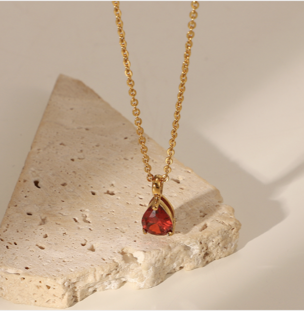 "NU TID" Halskæde med rød dråbe zirkon 18k guld PVD 