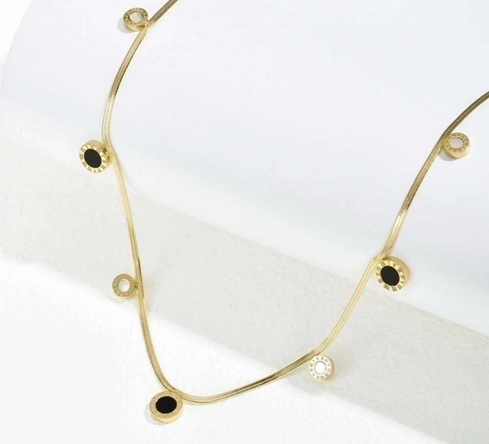 "NU TID" Halskæde med sort og hvide skaller 18k guld PVD 