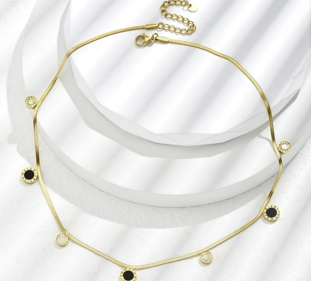 "NU TID" Halskæde med sort og hvide skaller 18k guld PVD 