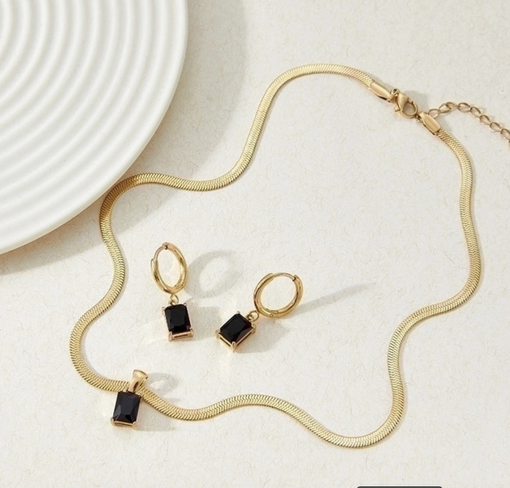 "NU TID" Halskæde med sort zirkon rektangel 18k guld PVD