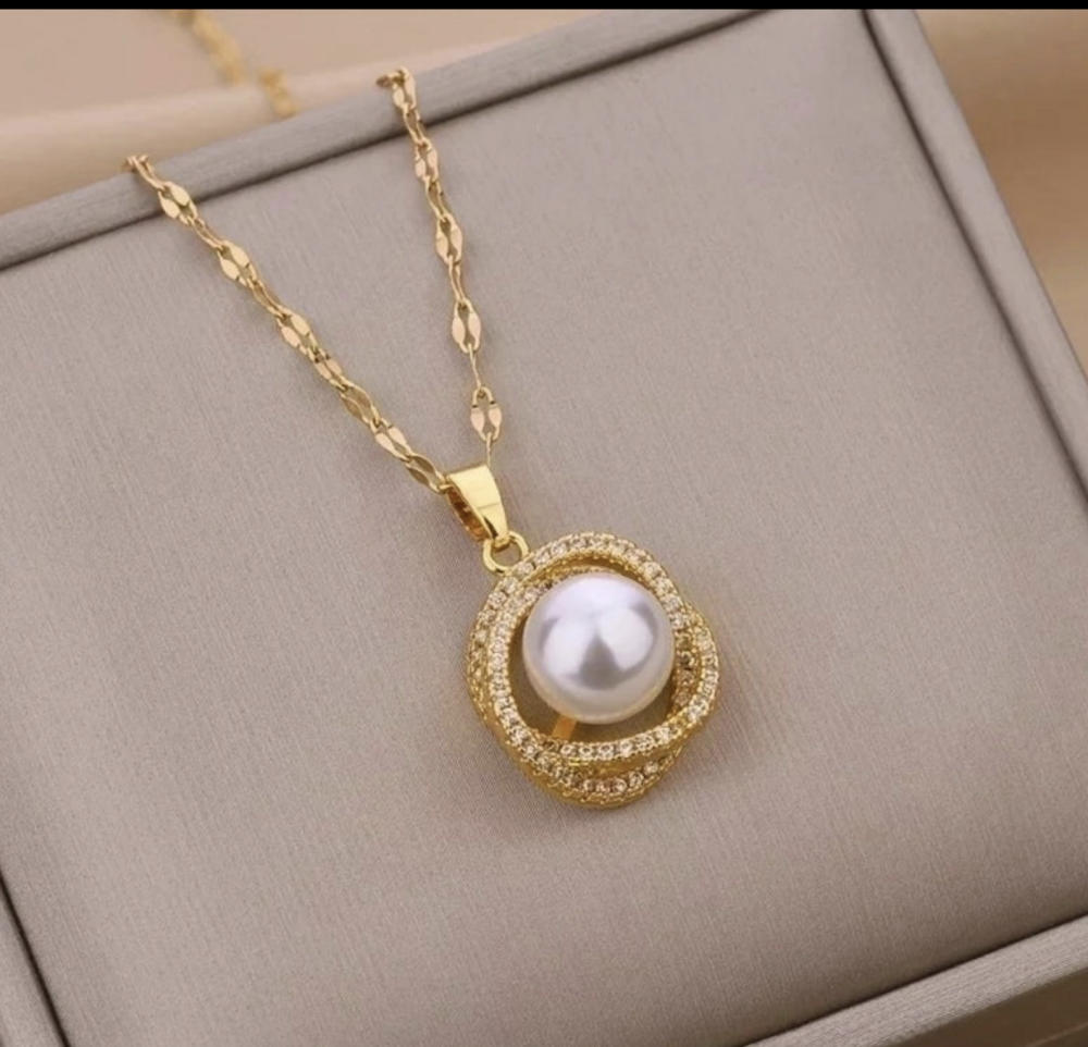 "NU TID" Halskæde med to runde ringe og Imiterede perle 18k guld PVD