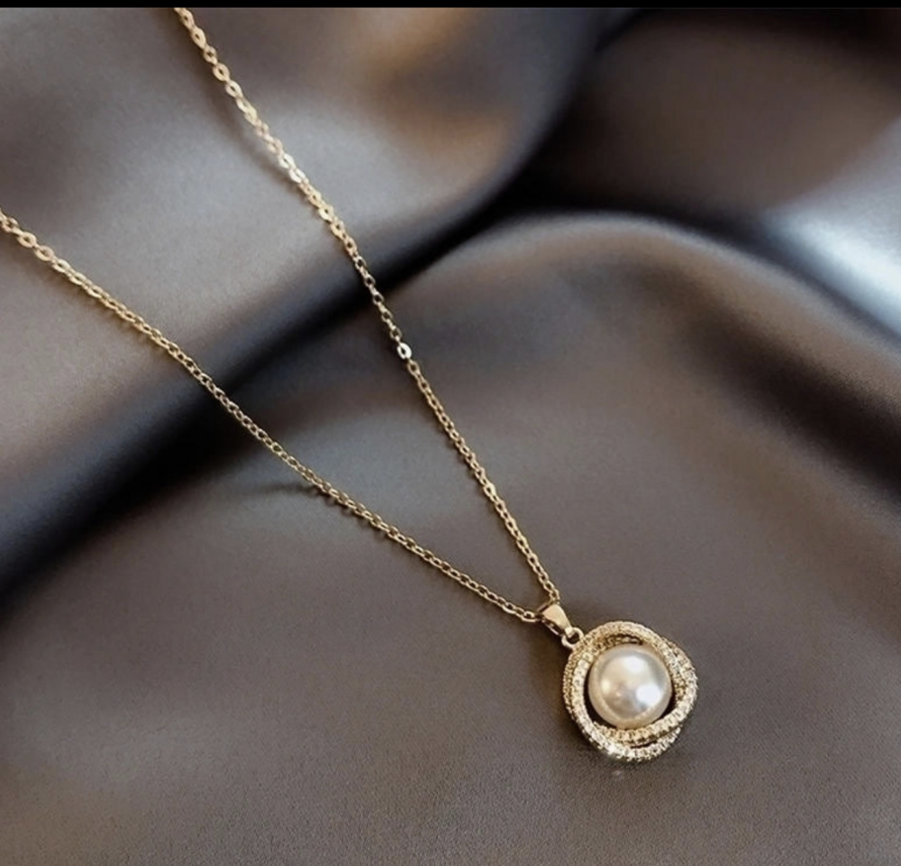 "NU TID" Halskæde med to runde ringe og Imiterede perle 18k guld PVD