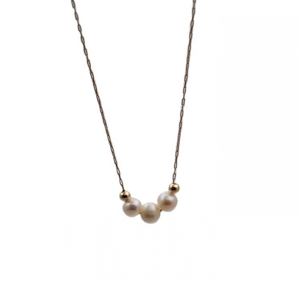 "NU TID" Halskæde med tre perler 18k guld PVD