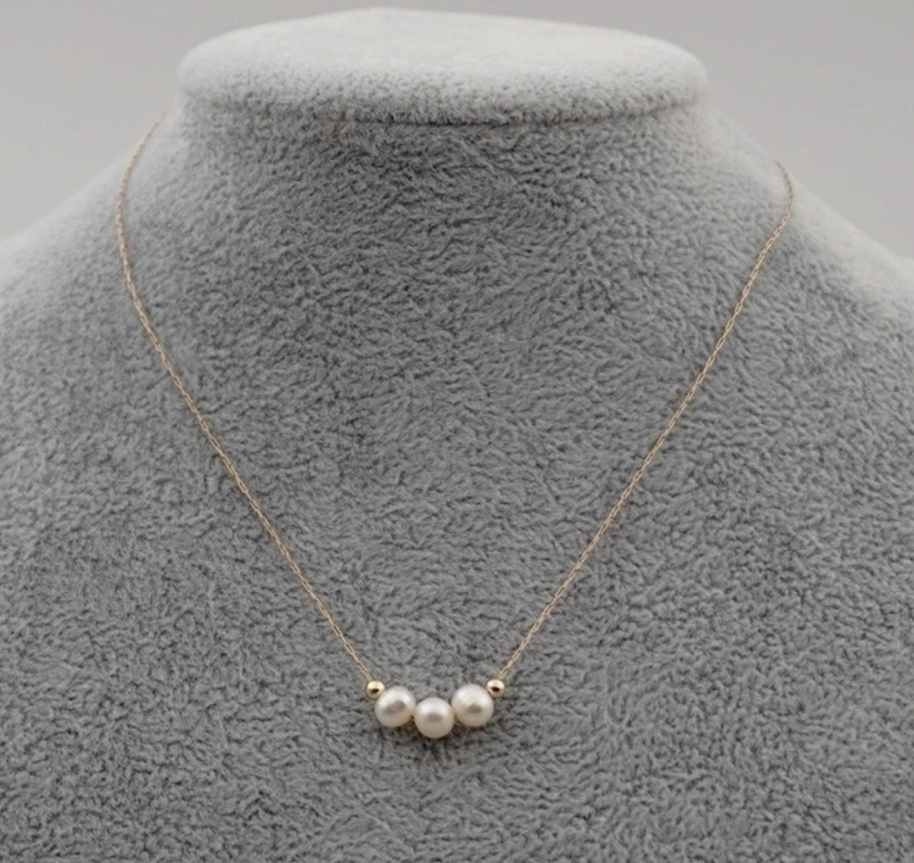 "NU TID" Halskæde med tre perler 18k guld PVD