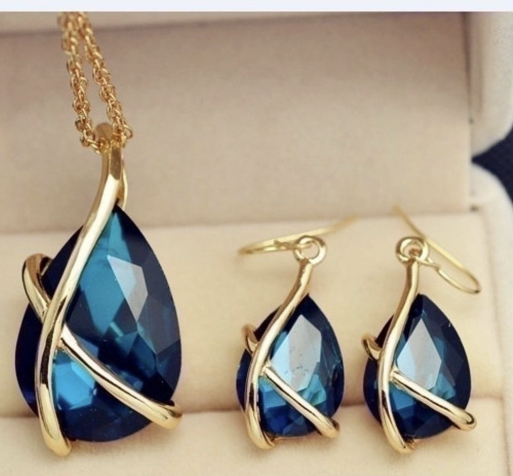 "NU TID" Halskæde SÆT med ørehæng blå vanddråbe zirkoner 18k guld PVD 