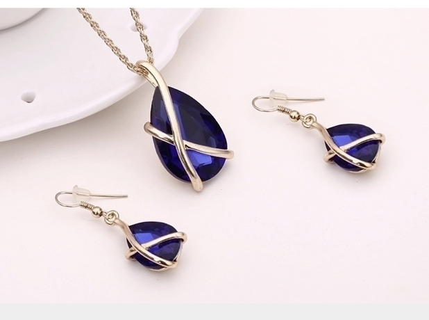 "NU TID" Halskæde SÆT med ørehæng blå vanddråbe zirkoner 18k guld PVD 