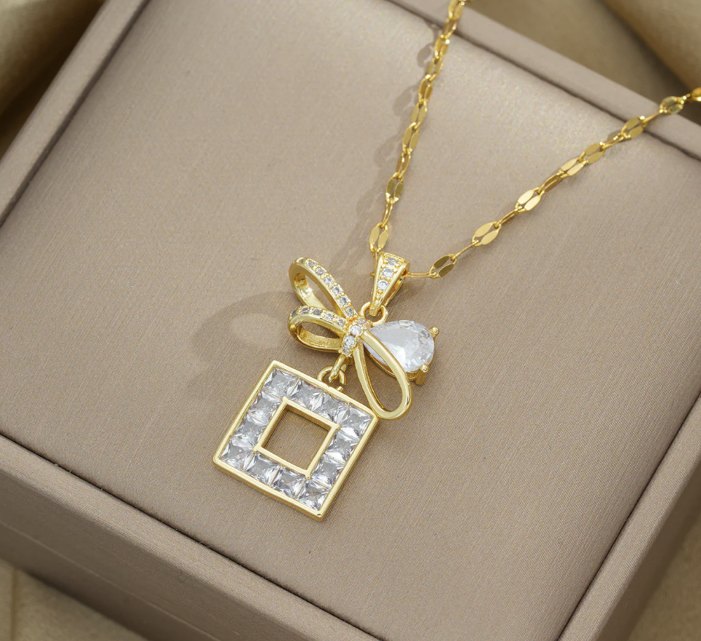 "NU TID" Halskæde SÆT med ørehæng firkantet med zirkoner 18k guld PVD 