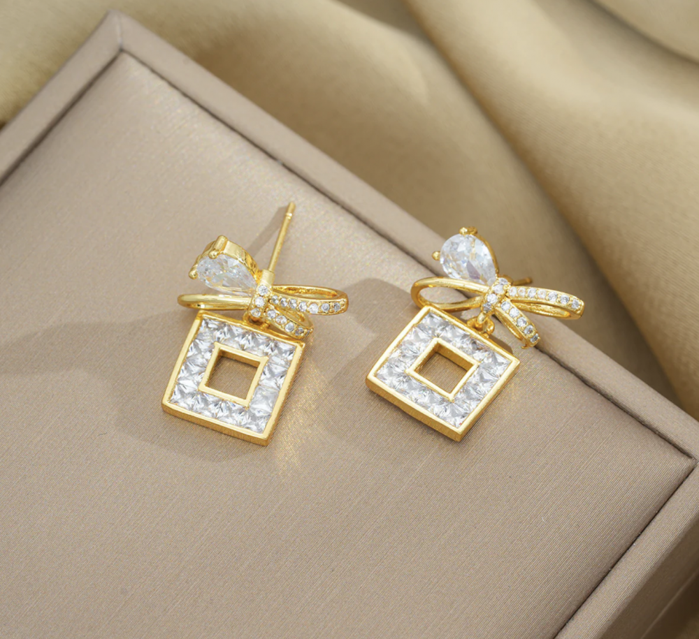 "NU TID" Halskæde SÆT med ørehæng firkantet med zirkoner 18k guld PVD 