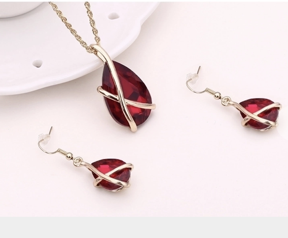 "NU TID" Halskæde SÆT med ørehæng røde vanddråbe zirkoner 18k guld PVD 