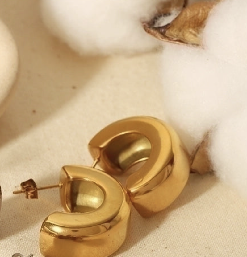 "NU TID" Halv Creol bred Ørehæng oval, 18k guld PVD