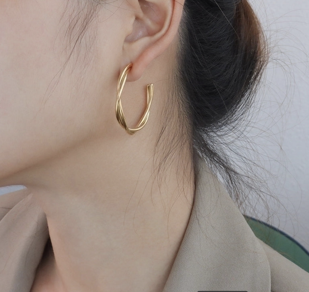 "NU TID" Creol Ørehæng C-form snoet, 18k guld PVD