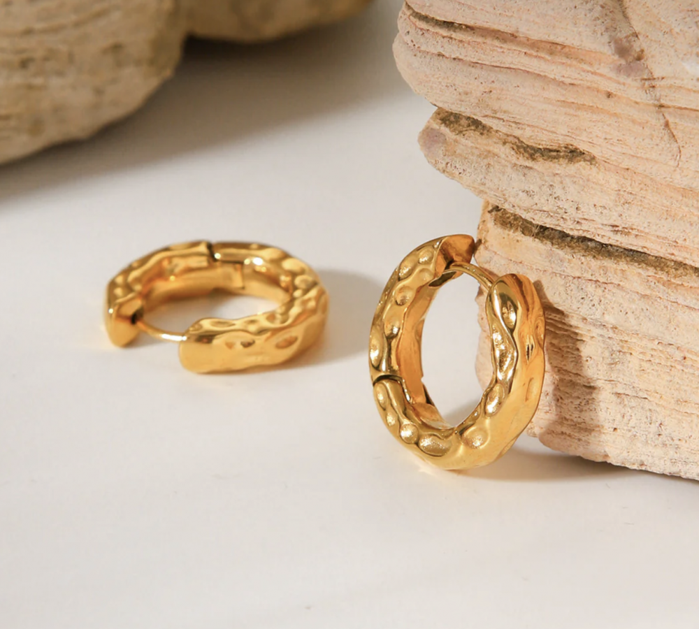 "NU TID" Ørehæng creol 18k guld PVD 18,6 mm