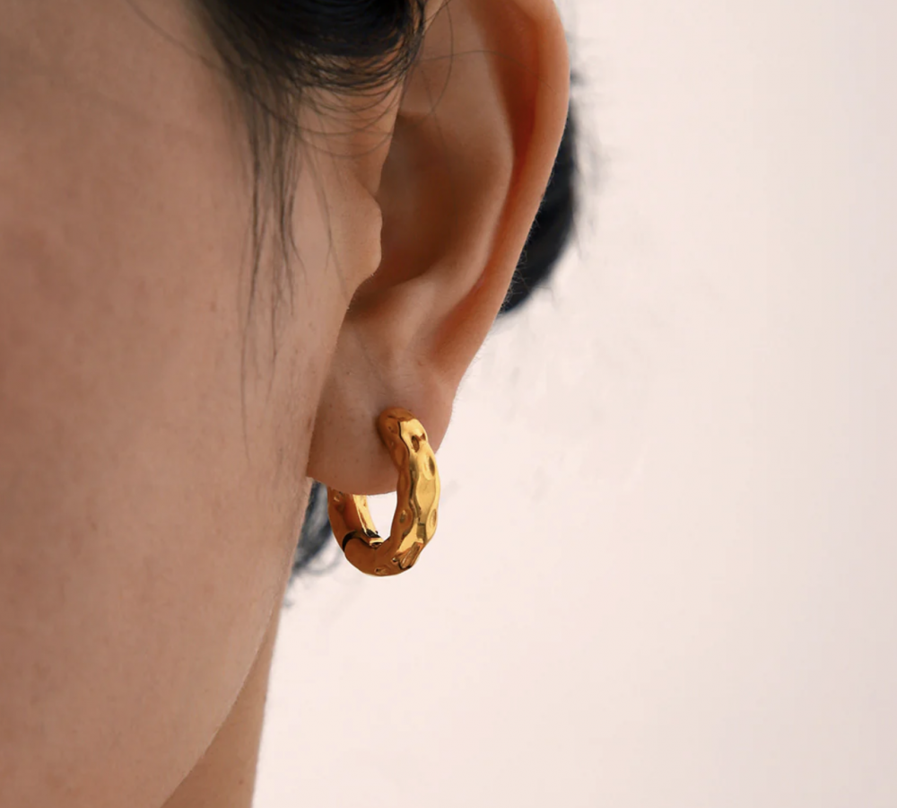 "NU TID" Ørehæng creol 18k guld PVD 18,6 mm