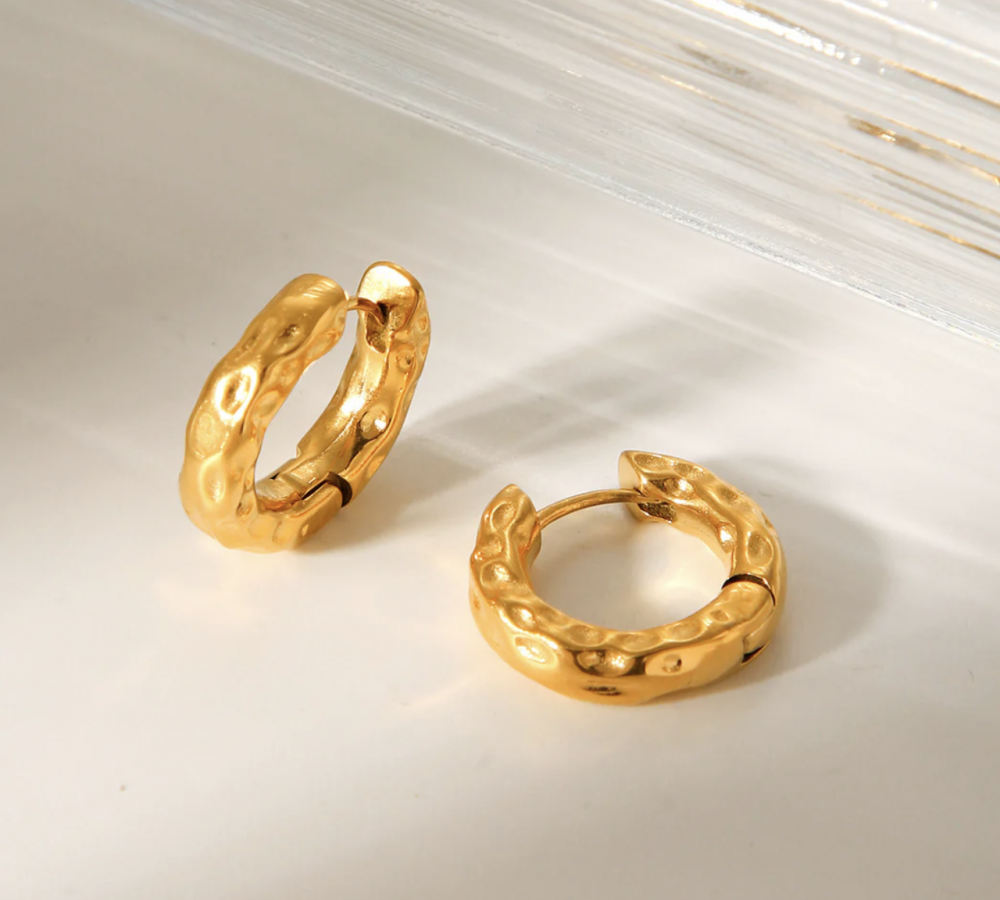 "NU TID" Ørehæng creol 18k guld PVD 18,6 mm