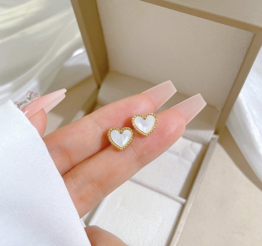 "NU TID" Ørehæng hjerteform med hvid skal. 18k guld PVD