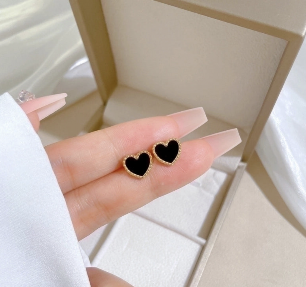 "NU TID" Ørehæng hjerteform med sort skal. 18k guld PVD