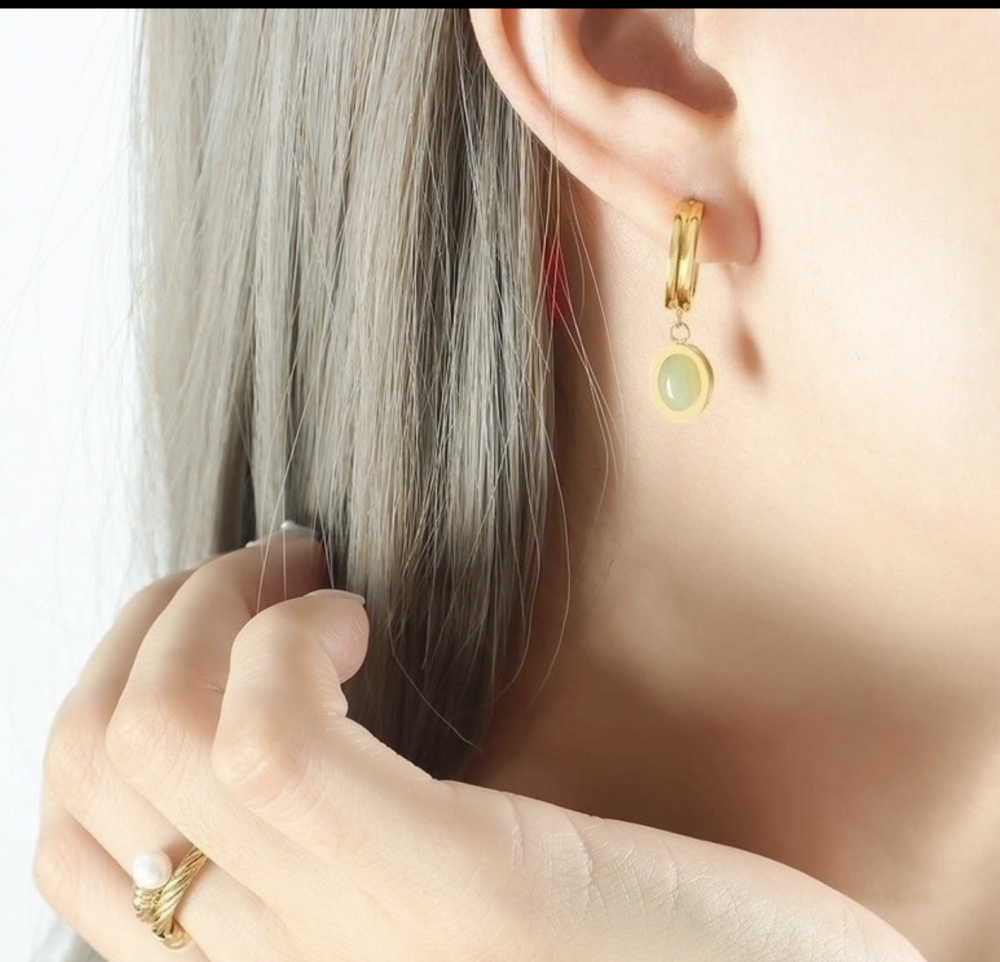 "NU TID" Ørehæng med oval natursten 18k guld PVD