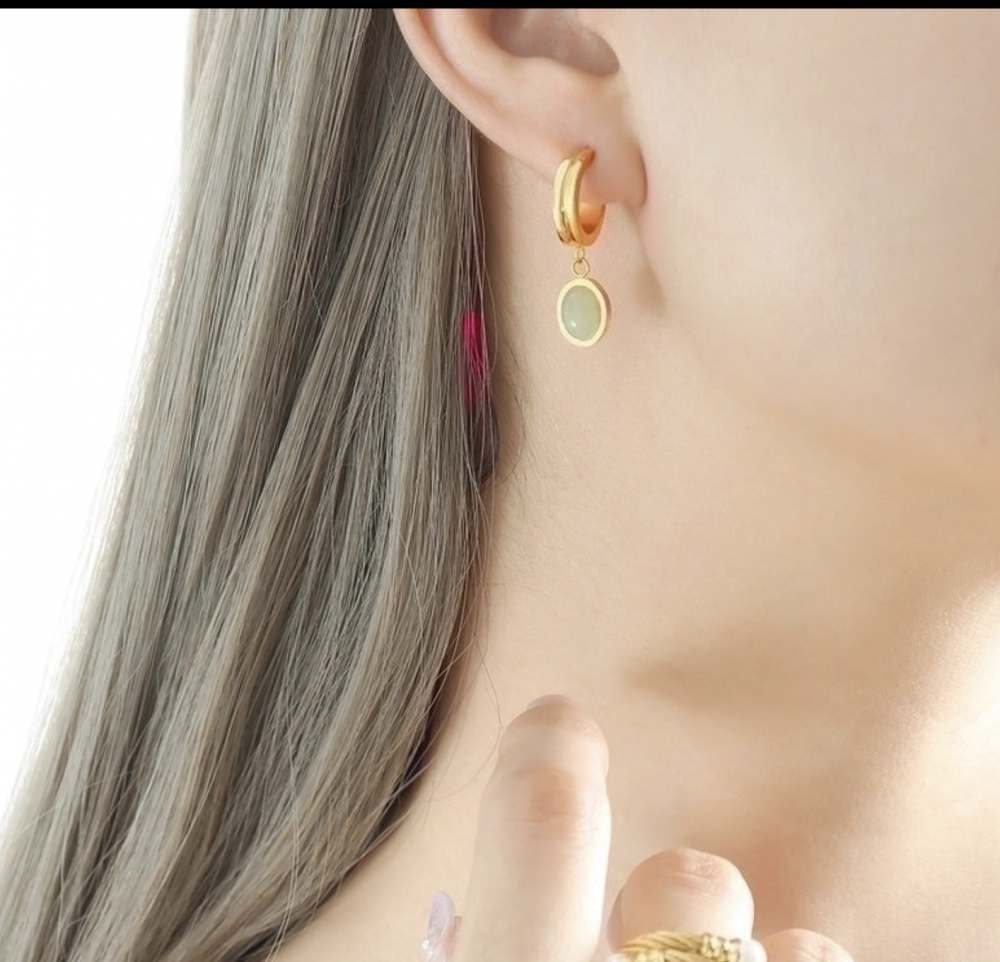 "NU TID" Ørehæng med oval natursten 18k guld PVD