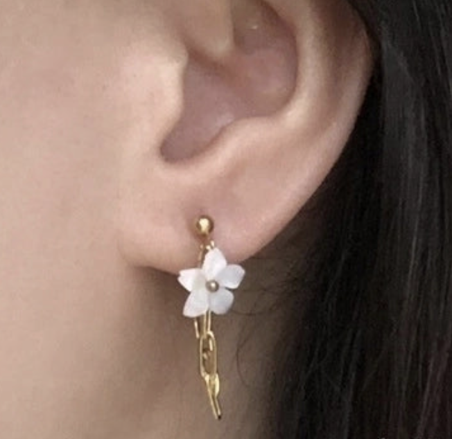 "NU TID" Ørehæng perlemorsblomst i kæde  18k guld PVD