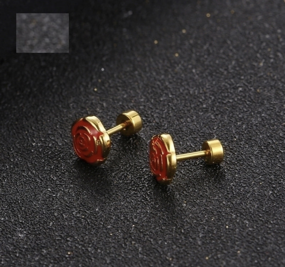 "NU TID" Ørestik med rød rose 18k guld PVD