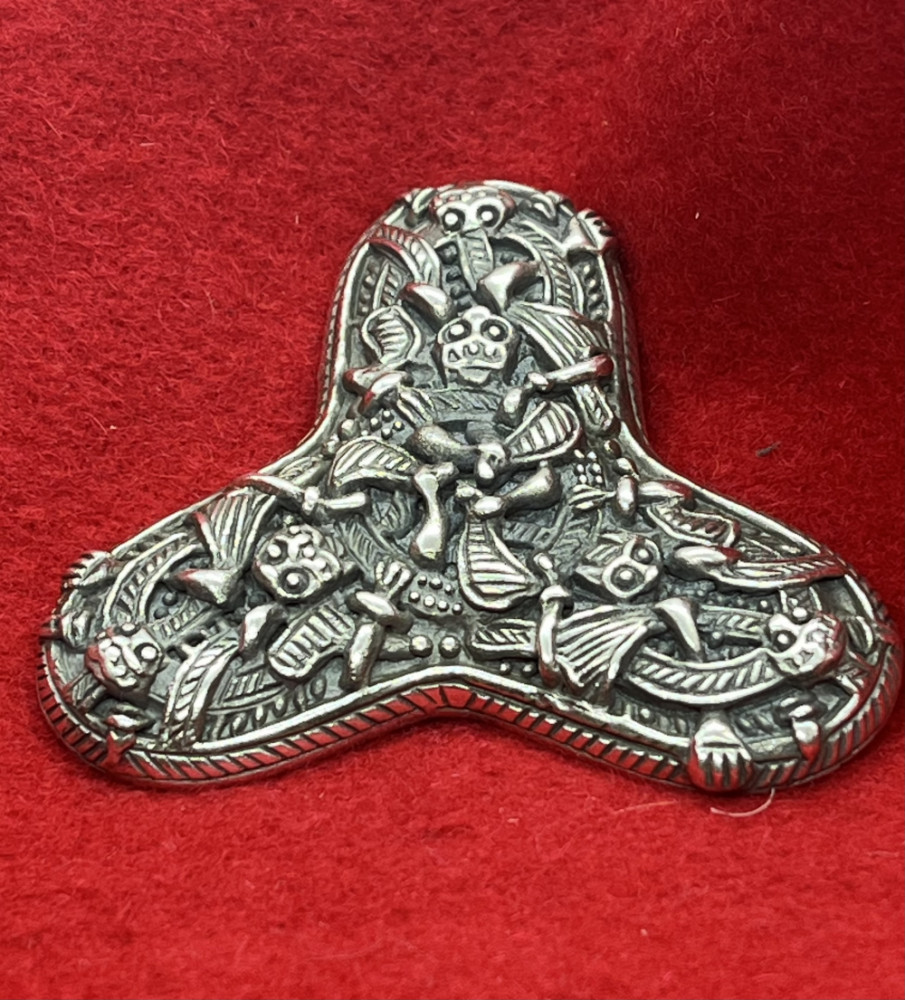 Treflige broche i sølv, fra Kaupang i Norge, Oseberg stil.