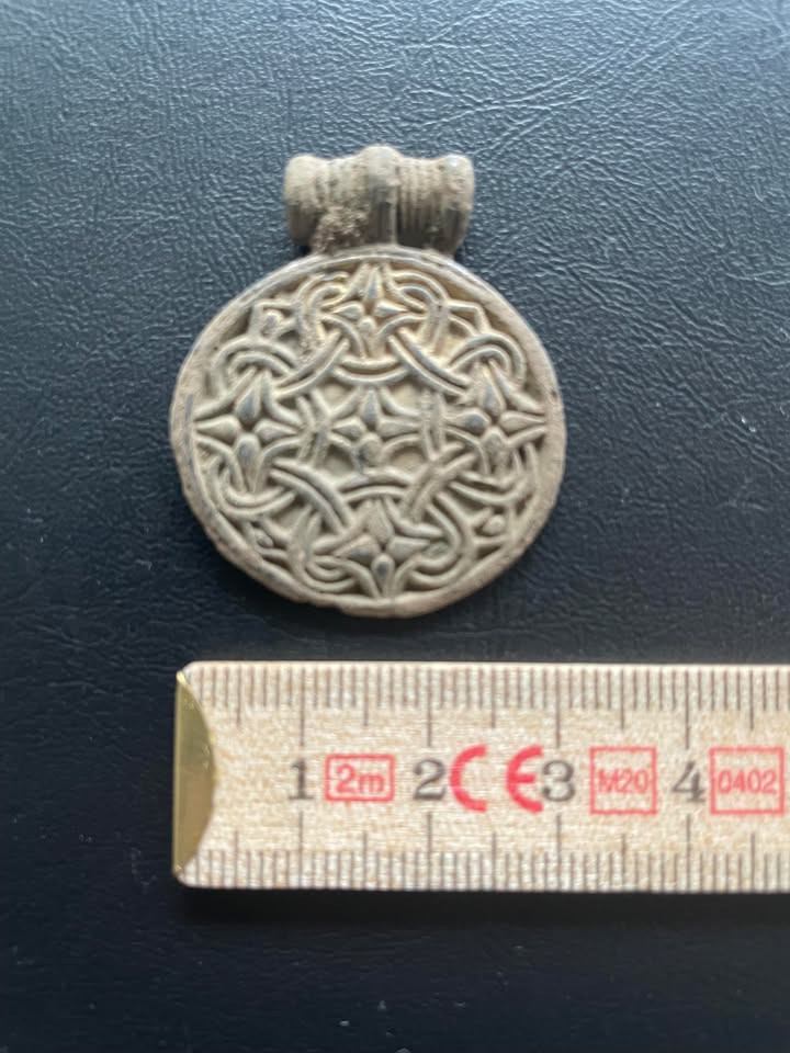 Vedhæng: Hængesmykke fra syd-fyn, i Borre-stil terslev-typen i sølv