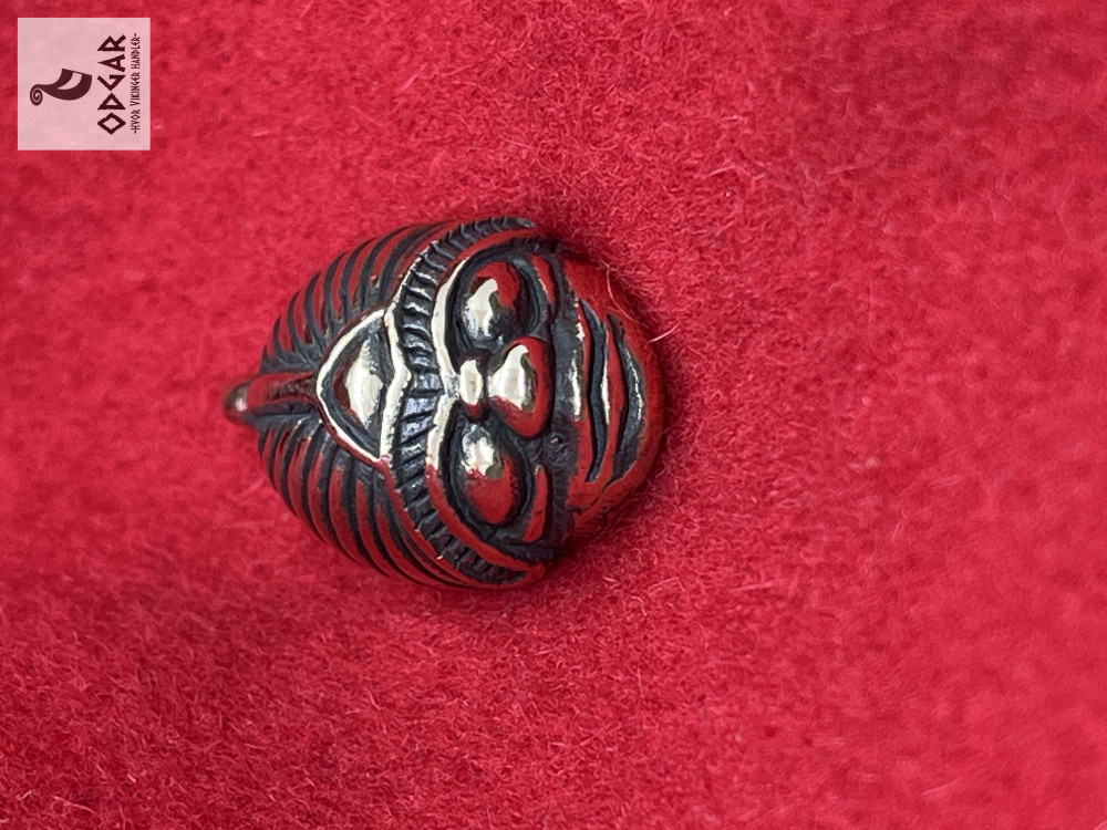 Vedhæng: Maskevedhæng i Borre-stil i bronze